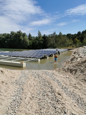 <p><strong>Rheinland Solar</strong></p><p>Rheinland Solar hat in Nienburg im Salzland eine Solaranlage auf einem Baggersee errichtet.  </p> - © Foto: Rheinland Solar