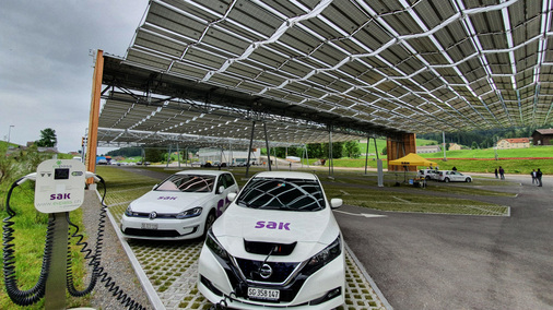 <p><strong>Solares Faltdach in Jakobsbad-Kronberg</strong></p><p>Das solare Faltdach liefert nicht nur Strom für die Elektroautos oder den Betrieb der Luftseilbahn, sondern es spendet auch Schatten.</p> - © Foto: SAK