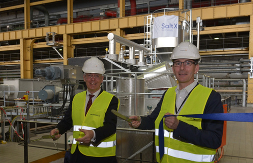 Inbetriebnahme des Salzspeichers in BerlinHarald Bauer, Geschäftsführer von Salt X Technology (links), und Markus Witt, Leiter Energiewirtschaft bei Vattenfall, bei der offiziellen Inbetriebnahme der Pilotanlage in Berlin.