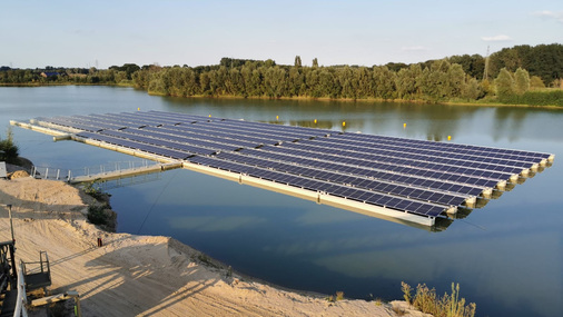 <p><strong>Floating PV im Kieswerk</strong></p><p>Das Wasser kühlt die Module. Auf diese Weise steigen die Erträge aus der Anlage im Vergleich zu einem Solarpark an Land.</p> - © Foto: Rheinland Solar