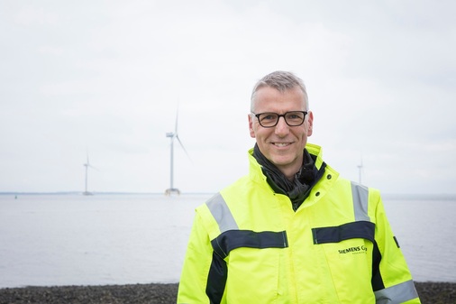 <p><strong>Andreas Nauen, Offshore-CEO bei Siemens Gamesa: "Die technologische Entwicklung bei Offshore-Turbinen, Logistik-Konzepten und der Fertigung wird 2019 und in den Jahren darauf </strong></p><p>weiter zügig voranschreiten. Eine größere Bedeutung kommt aus unserer Sicht jedoch der Internationalisierung des Marktes für Offshore-Windenergie zu. Kurzfristig erwarten wir starke Impulse von neuen Märkten, insbesondere Taiwan und den USA."</p> - © Foto: © Herbert Ohge Photographie - Hamburg <p><strong>Andreas Nauen, Offshore-CEO bei Siemens Gamesa: "Die technologische Entwicklung bei Offshore-Turbinen, Logistik-Konzepten und der Fertigung wird 2019 und in den Jahren darauf </strong></p><p>weiter zügig voranschreiten. Eine größere Bedeutung kommt aus unserer Sicht jedoch der Internationalisierung des Marktes für Offshore-Windenergie zu. Kurzfristig erwarten wir starke Impulse von neuen Märkten, insbesondere Taiwan und den USA."</p> - © Foto: © Herbert Ohge Photographie - Hamburg