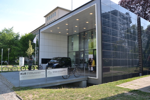 Solarzentrum BerlinDas Solarzentrum Berlin ist im in einem Effizienzhaus Plus in Charlottenburg untergebracht. Die Solarfassade und dei Dachanlagen liefern mehr Energie als im Gebäude gebraucht wird.