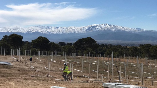 Mit dem Blick auf die hohen Berge der Sierra Nevada:Die Installateure von Ansasol errichten den Solarpark in Guadix auf sehr unebenem Gelände.