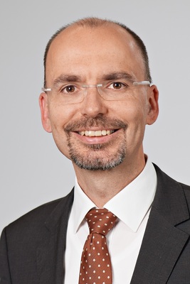 <p><strong>Matthias Zelinger, Geschäftsführer VDMA Power Systems: &quot;Zur Durchdringung der Erneuerbaren Energien in den Sektoren Verkehr, Gebäude und Industrie ist eine Reform der Steuern, Abgaben und Umlagen </strong></p><p>für alle Energieträger notwendig. Zur wirtschaftlichen Ausgestaltung der Energiewende muss hier die Einführung eines Treibhausgas-Faktors diskutiert werden.&quot;</p> - © Foto: Uwe Noelke