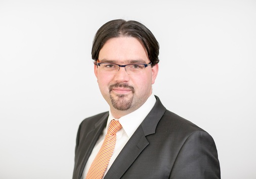 Marko Lieske, Geschäftsführer VSB Holding: "Deutschland wird für VSB einer der Kernmärkte bleiben. Die Flächen sind da und bieten großes Potential fürs Repowering, nicht erst ab 2020. Der Genehmigungsstau in den Planungsbehörden mag den Weg steinimachen, aber das werden wir überwinden. Ein stabiler Markt ist auch Frankreich. Hier haben wir uns seit 2001 eine führende Position erarbeitet. Der Markt in Polen lebt wieder auf. Zusammen mit Mercedes-Benz zeigen wir dort, welche Chancen PPA bietet."