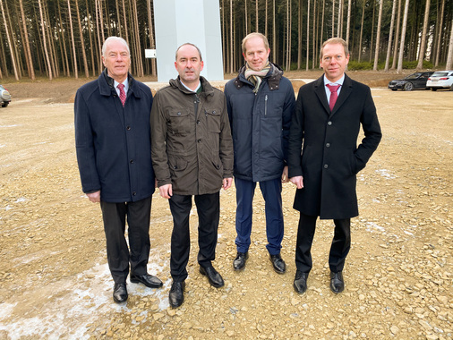 <p>Bayerns Wirtschaftsminister Hubert Aiwanger (Zweiter von links) im Januar bei Ortstermin im Windpark Wernberg-Koeblitz östlich von Nürnberg</p> - © Foto: A. Gottardi - StMWi