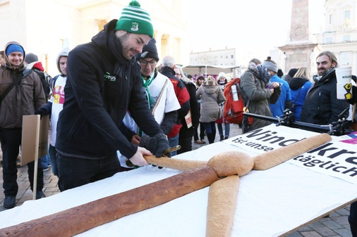 <p>Die Demonstranten vor dem Potsdamer Landtag warben auch mit dem Slogan „Windenergie ist unser täglich Brot“ für ihre Sache: Sie verteilten Frühstücksbrötchen an Passanten und Abgeordnete.</p> - © Foto: Marcus Franken Agentur Ahnen&amp;amp;Enkel