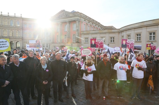 <p>Schon um 9.30 Uhr kamen die protestierenden Windenergie-Beschäftigten in der Landeshauptstadt zusammen. Bei eisiger Kälte startete die Demo unmittelbar vor Beginn der Plenarsitzung.</p> - © Foto: Marcus Franken Agentur Ahnen&amp;amp;Enkel