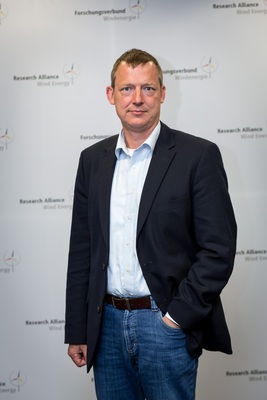 <p><strong>Professor Andreas Reuter</strong></p><p>leitet das Fraunhofer-Institut für Windenergiesysteme in Bremerhaven und lehrt an der Universität Hannover</p> - © Foto: Fraunhofer IWES