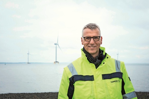 Offshore-CEO bei Siemens Gamesa: Andreas Nauen. Der Manager war bereits 2004 bis 2010 CEO bei Siemens Wind Power,wo er die Übernahme des dänischen Windkraftanlagenbauers AN Bonus durch Siemens verantwortete. Nach fünf bis sechs Jahren als Vorstandsvorsitzender bei Wettbewerber Senvion kehrte er Ende 2017 zurück zu Siemens Wind, das heute als Siemens Gamesa firmi