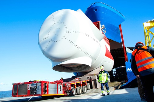 <p><strong>Roll-on-Roll-off-System für den Transport von kompletten Maschinenhäusern, zuerst getestet in Cuxhaven, jetzt Standard für einige Siemens-Gamesa-Werke und der von Siemens Gamesa genutzten Häfen: </strong></p><p>Esbjerg, Hull, Cuxhaven, Great Yarmouth. Inzwischen verlädt Siemens Gamesa auch 99 Prozent aller Türme über die Spezialwagen des Roll-on-Roll-off (RoRo), mit denen die Ware ohne Kraneinsatz direkt aus der Fertigung in die Schiffe gelangt.</p> - © Foto: Klaus Hofmann - SGRE