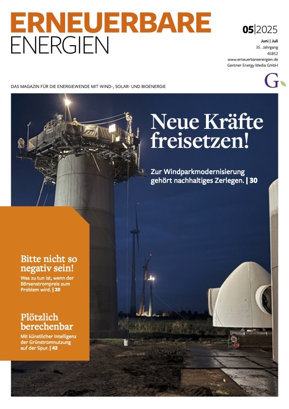 Techniker arbeiten nachts an einer Windkraftanlage, im Hintergrund sind weitere Turbinen und Geräte zu sehen.