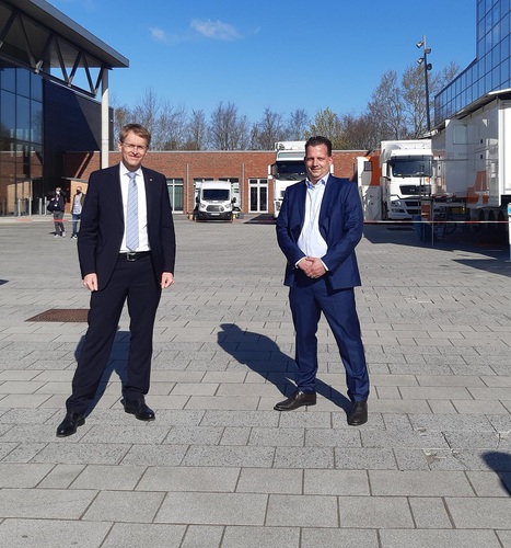 <p>Rückenwind aus der Politik: Schleswig-Holsteins Ministerpräsident Daniel Günther und Klaus Liermann, Geschäftsführer der Messe Husum &amp; Congress, sind optimistisch für die HUSUM Wind 2021</p> - © Foto: Messe Husum und Congress