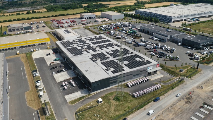 Ein Logistikzentrum in Paderborn mit Photovoltaik-Anlage im Mieterstrommodell  - © Solarize GmbH