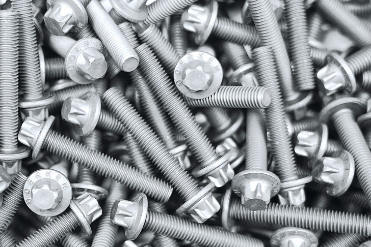 Der silberne Hybrid-Topcoat aus dem Hause DÖRKEN überzeugt mit hervorragenden Reibungseigenschaften für den Einsatz auf metrischen Bauteilen