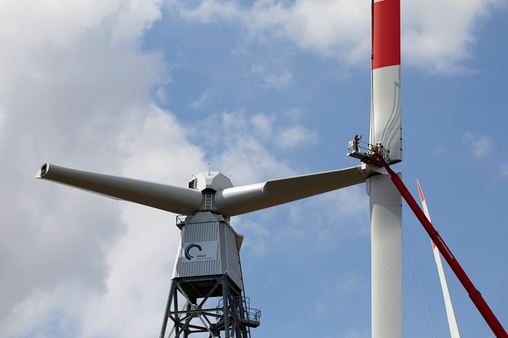 Rotormontage: Die aktive und kontinuierliche Blattverstellung ermöglicht einen hohen Wirkungsgrad bei tiefen Drehzahlen des Rotors. Der Anstellwinkel zur Windrichtung ist daher jederzeit optimal.