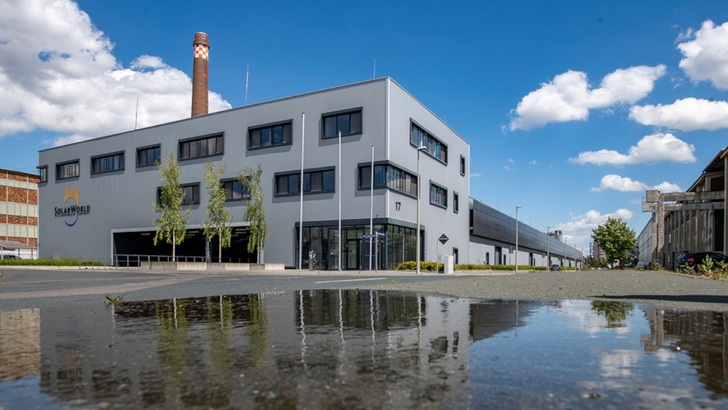 In der Produktionshalle in Freiberg wird Meyer Burger in den kommenden Wochen die ersten eigenen Module herstellen. Die Kapazität soll bis 2026 auf fünf Gigawatt steigen.