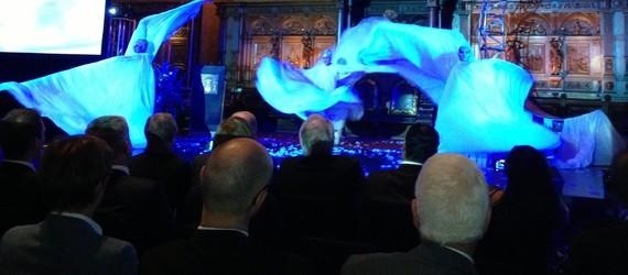 Geistertanz im Hamburger Rathaus mit viel flatterndem Tuch.