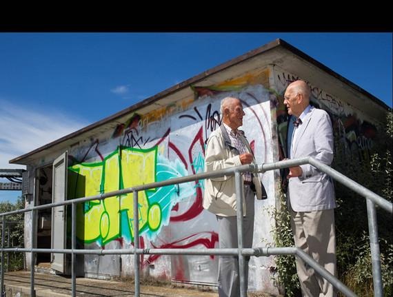 Trafohaus in Wustrow/ Mecklemburg-Vorpommern | Otto Jörn und Klaus Beel vor dem Trafohaus in Wustrow Mecklenburg-Vorpommern - © Foto: Andreas Birresborn Trafohaus in Wustrow/ Mecklemburg-Vorpommern | Otto Jörn und Klaus Beel vor dem Trafohaus in Wustrow Mecklenburg-Vorpommern