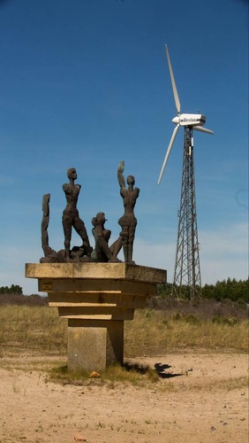 Vestas-Windanlage/Statue | Die Bronze-Skulptur von Ingeborg Hunziger, in der Nähe stehend einer Vestas Windanlage in Wustrow Mecklenburg-Vorpommern.