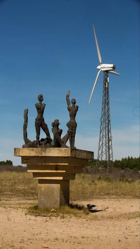 Vestas-Windanlage/Statue | Die Bronze-Skulptur von Ingeborg Hunziger, in der Nähe stehend einer Vestas Windanlage in Wustrow Mecklenburg-Vorpommern. - © Foto: Andreas Birresborn