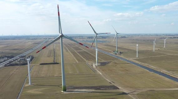 Das erste Enova-Windprojekt Holtgaste mit alten Tacke-Anlagen, die inzwischen durch Enercon-Anlagen repowert wurden. - © Foto: Enova