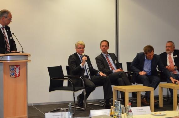 Diskussionsrund im Rahmen der Fachtagung (v.l.): Andreas Wagner, Geschäftsführer der Stiftung Offshore Windenergie, stellte vom Rednerpult aus die Fragen. Reinhard Lüken ( Verband für Schiffbau und Meerestechnik) Lorenz Müller (50 Hertz), Tjark Schaper (Siemens), Klaus Graf (Windea).