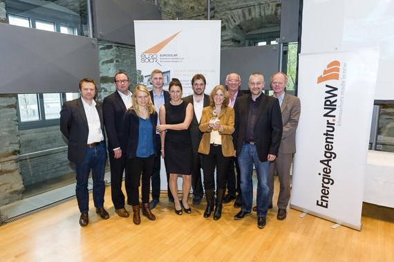 Die Energieblogger mit Tina Ternus (hält die Trophäe) erhielten 2014 den Deutschen Solarpreis von Eurosolar. - © Foto: Eurosolar