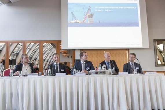 Die Referenten zum Thema Lessons Learned auf DNVGL (v.l.): Dominik Schwegmann (Project Manager Amrumbank West, E.ON Climate amp;amp; Renewables), Mathias Albrecht (Manager Operations Borkum Riffgrund 1, DONG Energy),Fabio Pollicino (Global Service Line Leader for Project Certification, DNV GL), Ole Bigum Nielsen (Vice President Engineering and Construction, Vattenfall), Wilfried Hube (Leiter Assetmanagement Wind, EWE Erneuerbare Energien GmbH).