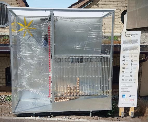 Die ungewöhnliche Energieanzeige aus Holzkugeln. - © Foto: sinndrin genossenschaft Die ungewöhnliche Energieanzeige aus Holzkugeln. - © Foto: sinndrin genossenschaft