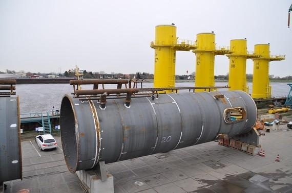 ambau | Offshore-Windkraft-Standort Deutschland: Fundament-Komponenten für den Nordsee-Windpark Nordsee One - gefertigt vom Hersteller Ambau in Cuxhaven. - © Foto: Ambau