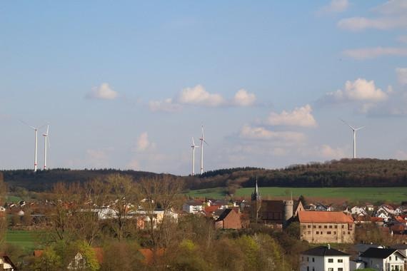 Windpark Külsheim 2 | 12-MW-Windpark Külsheim in der Nordostecke Baden-Württembergs: Die Inbetriebnahme im Mai 2016 erfolgte unter Regie der beiden Hauptinvestoren Thüga und Tauberfranken. Beide wollen aber fünf beziehungsweise zehn Prozent ihrer Anteile an das Stadtwerk am Windparkstandort Külsheim abgeben, das dann Investitionen die Bürger ermöglichen soll. - © Foto: Stadtwerk Tauberfranken GmbH