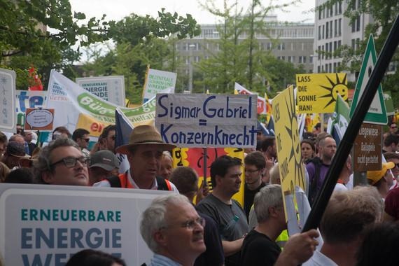 Die einhellige Botschaft der Demonstranten: Weniger Kohle mehr Sonne. Wirtschaftsminister Gabriel erntete viel Kritik.