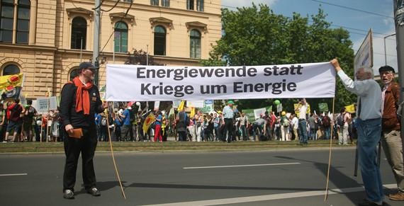 EEG-Demo 2016 | Die Demonstranten fordern den weiteren Ausbau der Erneuerbaren - was Unabhängigkeit von Kriegsregionen und Streit um russisches Gas bedeutet.
