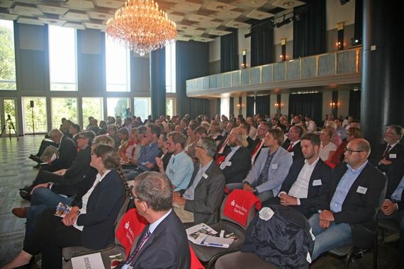 Das Windwert-Publikum lauschte gespannt den Worten des schleswig-holsteinischen Umweltministers. - © Nicole Weinhold Das Windwert-Publikum lauschte gespannt den Worten des schleswig-holsteinischen Umweltministers. - © Nicole Weinhold