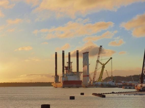 Die Brave Tern hat am Liegeplatz 3a des Offshore-Terminals im Mukran Port aufgejackt. - © Foto: Mukran Port