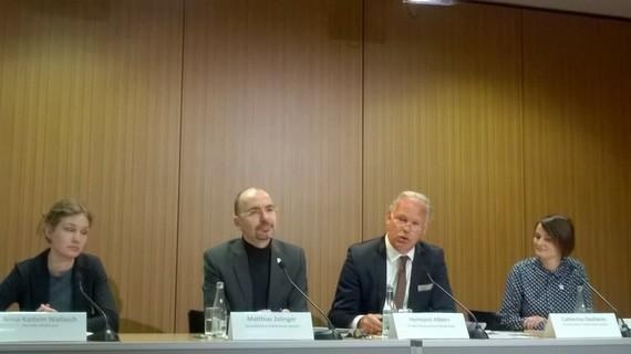 pk aufstellung 2016b | Erwarten auch gute Installationszahlen im deutschen Windmark 2017 und 2018: (von links nach rechts:) Anna Wallasch von Deutsche Windguard, Matthias Zelinger (VDMA), Hermann Albers (BWE), Catherine Diethelm (Presseprecherin VDMA).