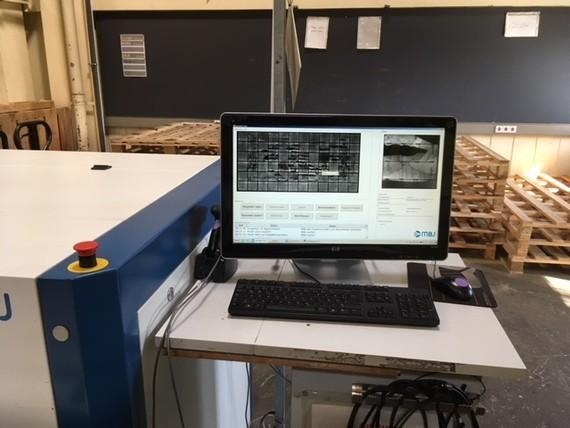 Das Elektrolumineszenzgerät macht mit dem bloßen Auge nicht sichtbare Schäde deutlich. Die dunklen Zellen sind kaputt. Dabei wirkt eine Lumineszenz, bei der ein Festkörper durch Anlegen eines elektrischen Feldes oder einer Spannung dazu angeregt wird, elektromagnetische Strahlung in Form von Licht abzugeben. - © Foto: Nicole Weinhold Das Elektrolumineszenzgerät macht mit dem bloßen Auge nicht sichtbare Schäde deutlich. Die dunklen Zellen sind kaputt. Dabei wirkt eine Lumineszenz, bei der ein Festkörper durch Anlegen eines elektrischen Feldes oder einer Spannung dazu angeregt wird, elektromagnetische Strahlung in Form von Licht abzugeben. - © Foto: Nicole Weinhold