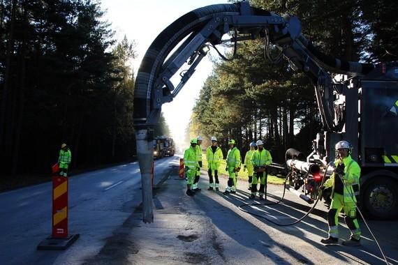Diese Straße in der Nähe des Stockholmer Flughafens Arlanda wird gerade umgebaut zur E-Mobilitäts-Ladestraße. - © Foto: eRoadArland Diese Straße in der Nähe des Stockholmer Flughafens Arlanda wird gerade umgebaut zur E-Mobilitäts-Ladestraße. - © Foto: eRoadArland