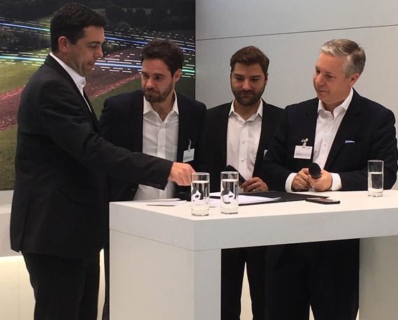 Siemens will digitale Lösungen für dezentrale Systeme in Brasilien liefern. Die Absichtserklärung mit Athon Energia wurde auf der Intersolar Europe unterzeichnet. Von links nach rechts: Guilherme Mattos (Head of Distributed Energy Systems Brasilien, Siemens), Raphael Eckmann (COO, Athon Energia), Daniel Maia (CEO Athon Energia), und John Kovach (Global Head of Distributed Energy Systems, Siemens)