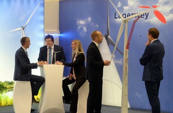 Lagerwey 2016 - inzwischen gehört das niederländische Unternehmen zu Enercon und führt in diesem Jahr seinen Kletterkran vor.