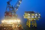 EWE Riffgat Umspannwerk | Das Schwerlastkranschiff Oleg Strashnov bei der installation des Umspannwerks im Offshore-Windpark Riffgat. - © Foto: EWE