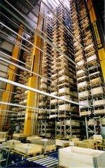 Logistik Regal | „Ware zum Mann“ heißt es bei Reyher, wenn Paletten von unbemannten Gabelstaplern aus den über 30 Meter hohen Regalen geholt werden.