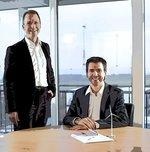 Juwi-Gründer | Die beiden Windkraftfans Jung (links) und Willenbacher können von ihrem Unternehmen in Wörrstadt auf ihre Turbinen schauen.