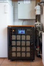 Reevolt PV-Speicher | Der Markt für kleine Heimspeicher wird in den nächsten drei Jahren regelrecht explodieren. Steigende Strompreise, sinkende Einspeisevergütung und die Notstromfunktion, die solche Speicher übernehmen können, werden die Nachfrage ankurbeln.