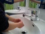 Einsatz von Perlatoren | Kinder waschen Hände unter den eingebauten Perlatoren - © Erneuerbare Energien