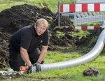 Heizungsbauer Dennis Delfs im Einsatz | Dennis Delfs ist Heizungsbauer beim Maschinenringe Energie-Pool. Er schließt seine Nachbarn auf Nordstrand an das Wärmenetz der Biogasanlage an. - © AEE/Paul Langrock Heizungsbauer Dennis Delfs im Einsatz | Dennis Delfs ist Heizungsbauer beim Maschinenringe Energie-Pool. Er schließt seine Nachbarn auf Nordstrand an das Wärmenetz der Biogasanlage an. - © AEE/Paul Langrock