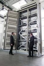 Younicos-Technologiechef Clemens Triebel (rechts) zeigt Prof. Volker Quaschning eine der Riesenbatterien von Younicos.