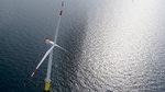 Windparküberflug | Eine von 80 Siemensturbinen mit 3,6 Megawatt Leistung im Nordsee-Windpark Meerwind Süd Ost. - © Foto: Denny Gille Windparküberflug | Eine von 80 Siemensturbinen mit 3,6 Megawatt Leistung im Nordsee-Windpark Meerwind Süd Ost. - © Foto: Denny Gille