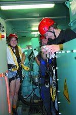 Leserpreis Turbinenbesteitung Smarties-Anlage 4 | Besichtigung des Triebstrangs auf 85 Meter Nabenhöhe einer Enron 1.5s: Leserwettbewerbs-Siegerin Philine Wedell, Windwärts-Betriebsführer Friedrich Wilke-Rampenthal, Elie Limbacher (von links).